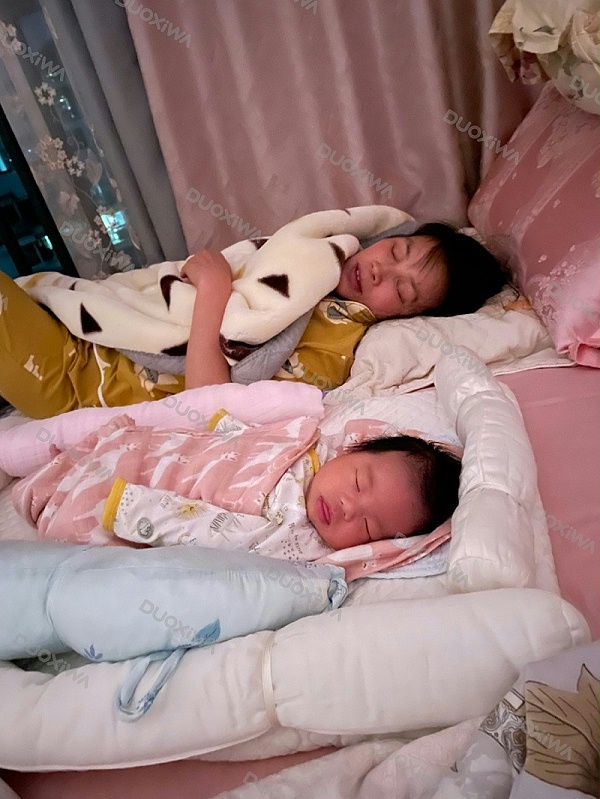 月嫂阿姨和宝宝睡觉