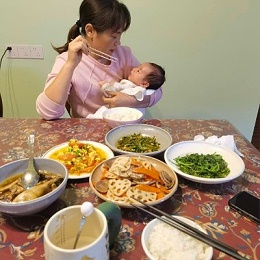 选对月嫂如获至宝！贺仁春阿姨专业亲和，带娃做饭样样行