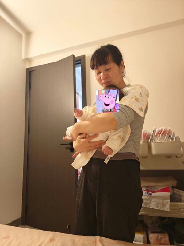 真真姐带娃超细心！唱儿歌哄娃不哭闹，温柔耐心超点赞