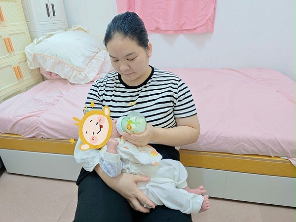 阿姨是一位特别踏实认真的人，平时几乎不怎么看手机，非常靠谱！在这26天里，她真正做到了一心一意照顾宝宝和我，从来没有懈怠过片刻，特别勤快。除了做饭时需要短暂把宝宝交给我，其余时间几乎寸步不离地守护着孩子，连洗澡都特别迅速，真正做到了24小时贴心陪伴。 她每天坚持给宝宝做追视训练、大动作练习，宝宝的小手现在特别有劲！更让人感动的是，阿姨非常懂宝宝，有时候宝宝刚哼唧两声，她就知道是要换尿布还是想抱抱，真的特别贴心。不愧是经验丰富的老月嫂，实在太厉害了！ 阿姨还特意准备了一个小本子，详细记录宝宝每天的吃奶、睡眠和便便情况，特别细心。月子餐方面，她一天给我准备6顿，从来不敷衍，我想吃什么她都会尽量满足，甚至可以直接“点餐”。吃水果会帮我切好，喝水会专门煮月子水，还会帮我预防涨奶，暖心又专业。 不仅如此，她经常鼓励我、夸我，还耐心引导我老公学习带娃、参与照顾，点点滴滴都让我们觉得特别温暖。还有很多细节真的说不完，能遇到这样的阿姨，我们真的太幸运了！