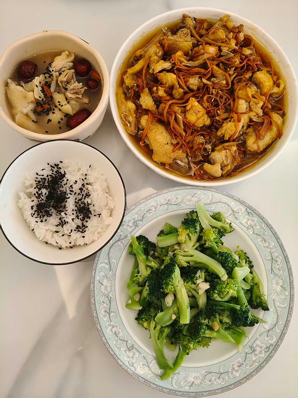 客家月嫂朱姐超贴心！照顾宝妈宝宝超专业，通乳做饭样样行