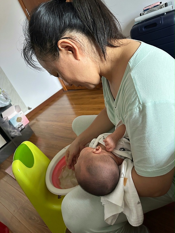 早产宝宝满月记：幸运邂逅月嫂李阿姨，专业暖心守护超安心