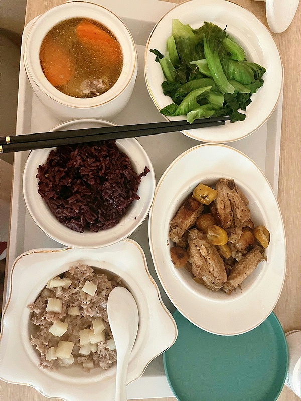 感恩刘姐：十天暖心守护，专业哄娃+美味月子餐，轻松应对二月闹