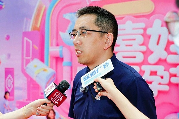以专业服务重塑现代孕育体验 当生育焦虑演变为社会共性议题，多喜娃正以服务升级破局突围。活动现场多喜娃集团高级副总裁王丰接受媒体采访表示： 基于服务数十万家庭的深度洞察，多喜娃已将传统照护拓展为科学护理、心理支持和家庭关系调解的立体守护体系，为现代家庭提供更全面的孕育支持。