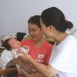 多喜娃月嫂对宝宝的专业护理，宝妈视频采访感叹学到很多！