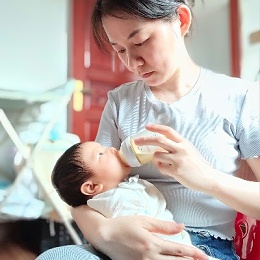 感恩遇见！温柔细心月嫂姨姨下户，不舍与祝福交织