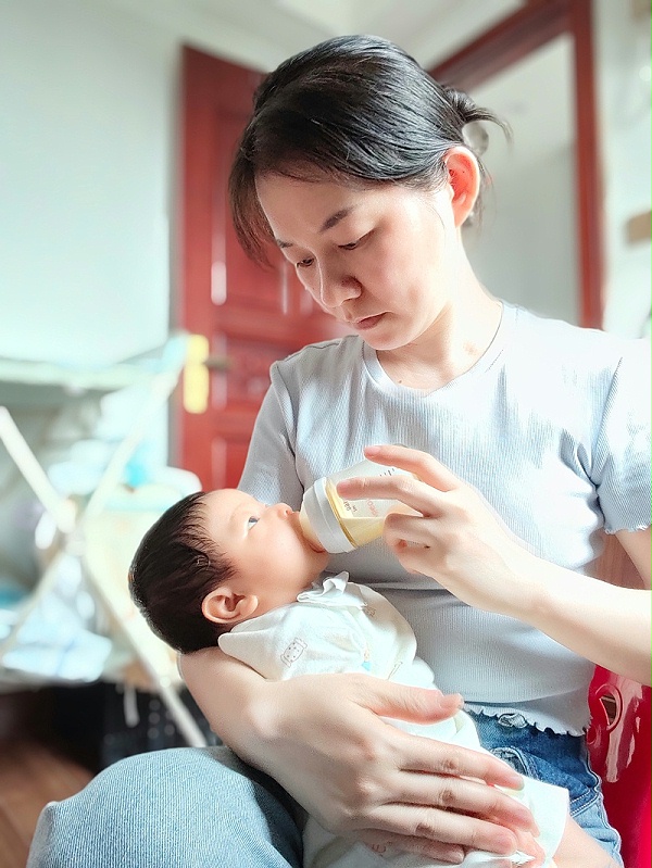 感恩遇见！温柔细心月嫂姨姨下户，不舍与祝福交织