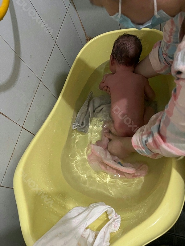 月嫂给宝宝洗澡
