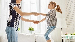 月嫂是呆在医院还是家里（月嫂是从在医院生孩子就过去吗）