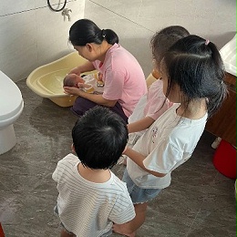 郑姐月嫂下户不舍情！专业温柔如家人，月子期安心守护神