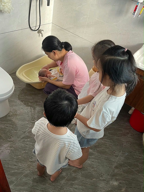 郑姐月嫂下户不舍情！专业温柔如家人，月子期安心守护神