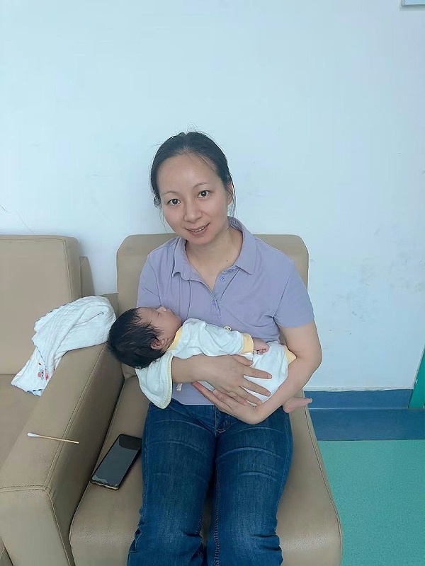 月嫂张姐爱心爆棚！细心照料母婴，通乳教学超贴心
