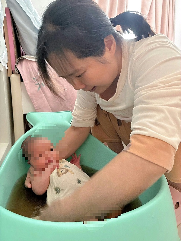 选对月嫂太省心！芬姐26天贴心守护，宝宝舒适全家安心