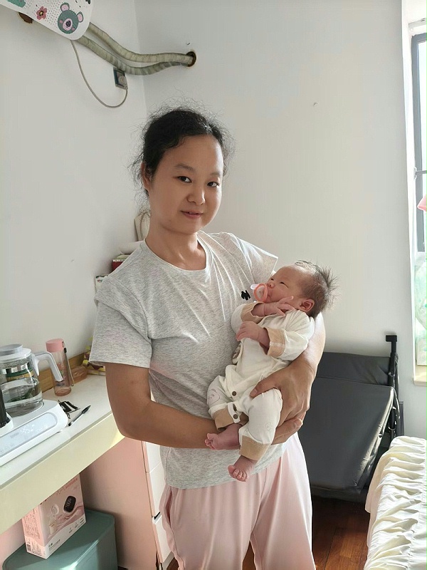 非常感谢月子期间马姐无微不至的照顾，帮我们家顺利迎接三宝的到来，也帮助我很好地恢复了身体。 在我们短暂相处的26天里，马姐经验丰富也很专业，性格开朗，大家相处的非常愉快。 于我而言，马姐会经常陪我聊天缓解心情;会照顾我的日常起居;需要做营养又要控糖的月子餐，帮助身体不同阶段的恢复;会教我专业哺乳的方式方法，不用担心宝宝的喂奶问题;还会帮煮艾叶水洗头，这些对我这个高龄三胎妈妈来说，每一点都非常关键。 于宝宝而言，马姐很细心也很专业。从宝宝的日常护理，到喂奶拍隔换尿片，再到每天洗澡做抚触。晚上带宝宝睡觉，每一点都做得很好。 马姐每天还会帮奶奶一起煮饭菜，和大宝和二宝喜欢喝的糖水，让整个夏天在家也能喝到爽口的糖水，与奶奶沟通交流完全无障碍，和我们一家人相处的非常愉快。 最后，还是谢谢马姐，祝身体健康开开心心！