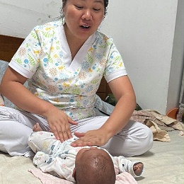 二胎家庭救星！梁满英阿姨双娃兼顾，省心又暖心