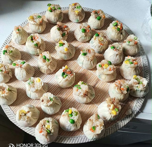 月子遇见梅姐是我的幸运，做事有条理，带娃也很在行，熟悉宝宝需求，宝宝到她手里就不哭了。妈妈可以好好休息，她各项事情都安排的很合理。 带宝宝方面，宝宝一日流程安排井井有条，对宝宝黄疸，便便，皮肤，胀气观察仔细，护理得当。照顾宝宝很有耐心，平时需要买什么宝宝用品会及时告知，必要的会强烈推荐买，非必要不会过度推荐。 也会给宝妈乳房护理，艾草生姜水洗澡洗头，伤口护理。各种菜都会，做的下午茶点也很可口，不知不觉吃胖了。 46天太短暂，早知道要定久一点了。