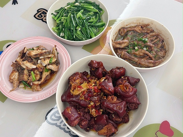 3个月宝宝遇上开朗麻利好阿姨：投喂美食不断，带娃轻松还超有爱