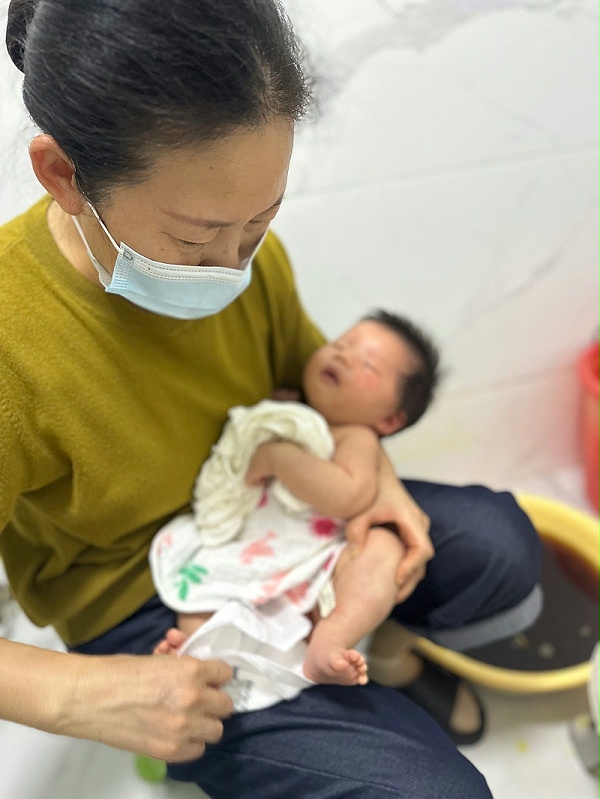 超细心月嫂张姐，宝宝护理+宝妈照顾+厨艺全优，月子期完美搭档！