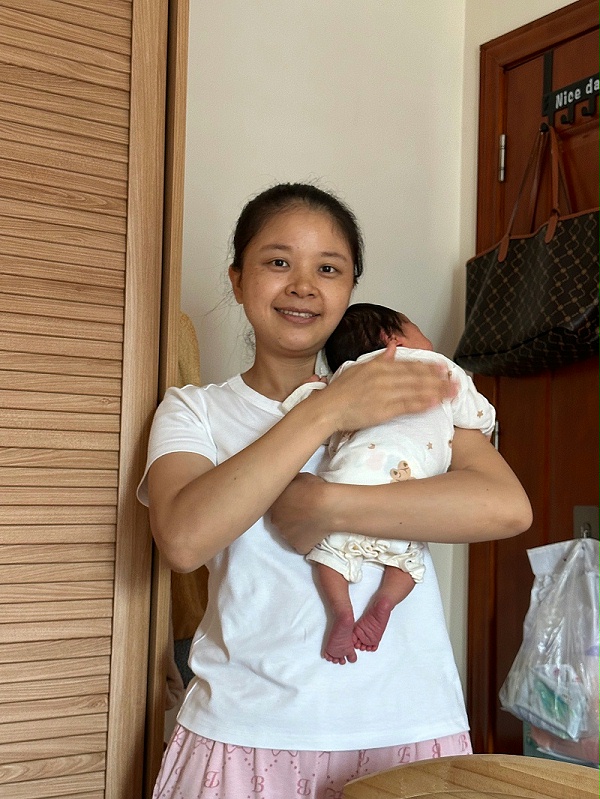 卡卡月嫂太暖心！深夜秒回通乳求助，技能满分带娃超细心！